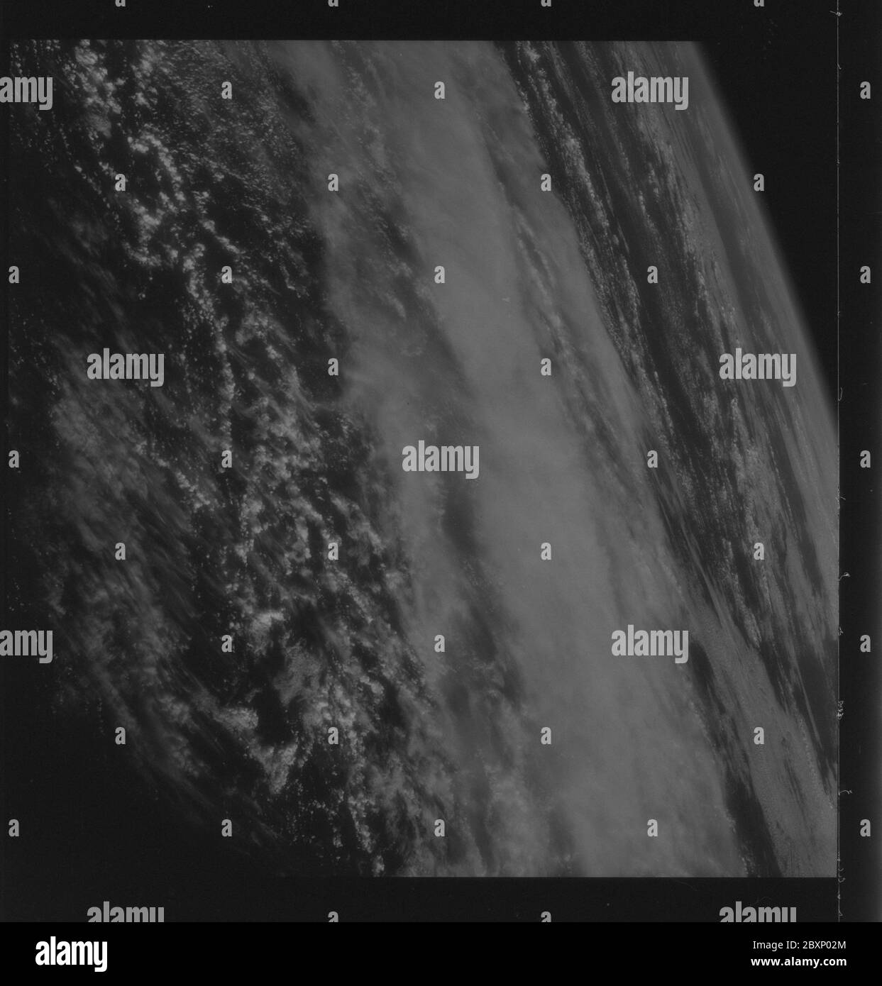 AS09-26C-3697C - Apollo 9 - Apollo 9 Missionsbild - S0-65 Multispektrale Fotografie - Erdoberfläche und Wolken; Umfang und Inhalt: Die Originaldatenbank beschreibt dies wie folgt: Beschreibung: Ansicht eines Erdobteils und Wolken der Apollo 9 Crew. Die Höhe betrug 105 Meilen. Diese Bilder wurden im Rahmen des NASA S0-65 Experiments ``Multispectral Terrain Photography`` aufgenommen. Das Experiment ermöglicht die gleichzeitige Satellitenfotografie der Erdoberfläche in drei verschiedenen Spektralbereichen. Die Fotografie besteht aus vier nahezu räumlich identischen Fotografien. Die Bilder von Bodenobjekten erscheinen im sam Stockfoto AS09-26C-3697C - Apollo 9 - Apollo 9 Missionsbild - S0-65 Multispektrale Fotografie - Erdoberfläche und Wolken; Umfang und Inhalt: Die Originaldatenbank beschreibt dies wie folgt: Beschreibung: Ansicht eines Erdobteils und Wolken der Apollo 9 Crew. Die Höhe betrug 105 Meilen. Diese Bilder wurden im Rahmen des NASA S0-65 Experiments ``Multispectral Terrain Photography`` aufgenommen. Das Experiment ermöglicht die gleichzeitige Satellitenfotografie der Erdoberfläche in drei verschiedenen Spektralbereichen. Die Fotografie besteht aus vier nahezu räumlich identischen Fotografien. Die Bilder von Bodenobjekten erscheinen im sam Stockfoto